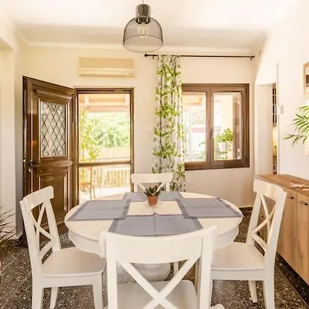 Mansion Of 120 M2, With High Ceilings And Big Yard *