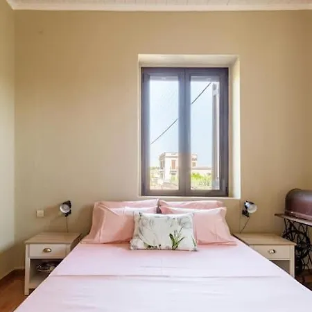 Σπίτι διακοπών Mansion Of 120 M2, With High Ceilings And Big Yard *