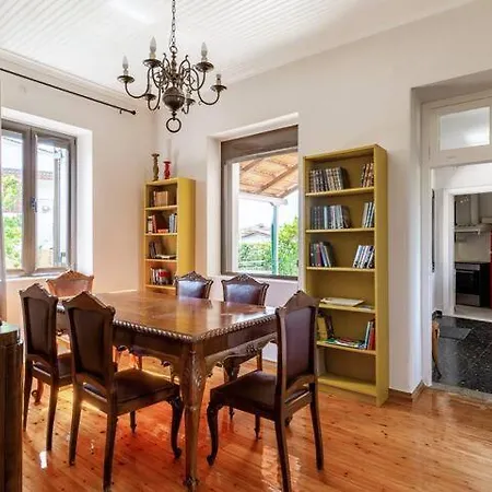 Mansion Of 120 M2, With High Ceilings And Big Yard