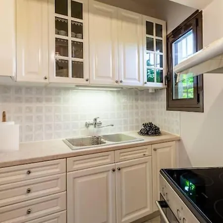 Mansion Of 120 M2, With High Ceilings And Big Yard