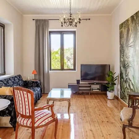 Vakantiehuis Mansion Of 120 M2, With High Ceilings And Big Yard *