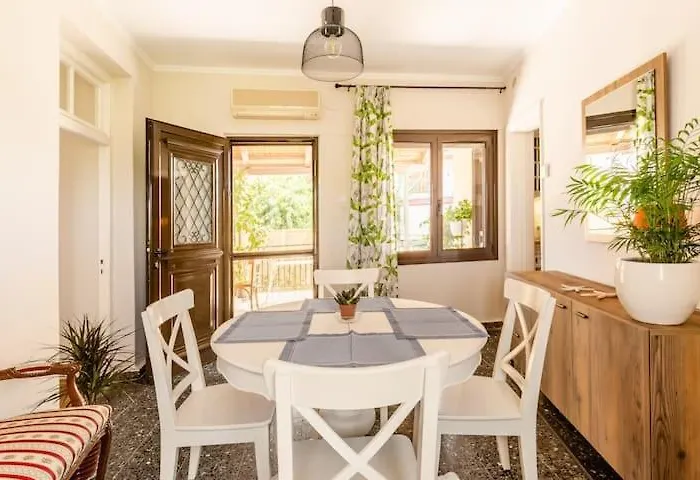 Mansion Of 120 M2, With High Ceilings And Big Yard *