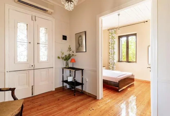 Mansion Of 120 M2, With High Ceilings And Big Yard *