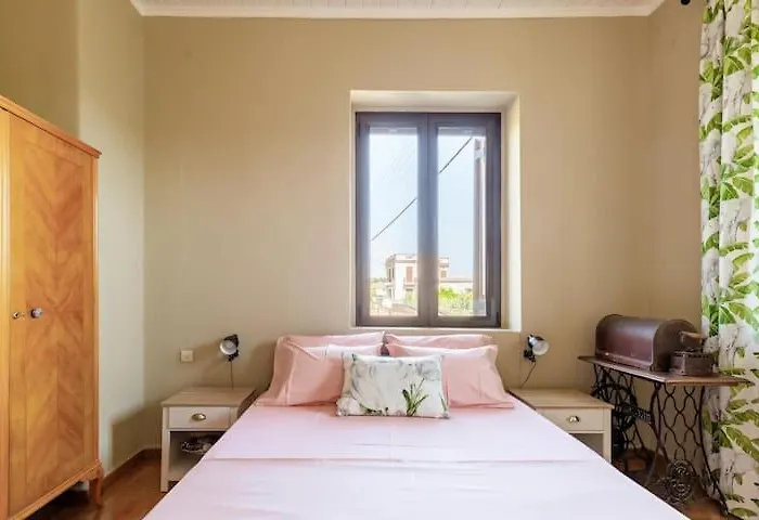 Дом отдыха Mansion Of 120 M2, With High Ceilings And Big Yard *