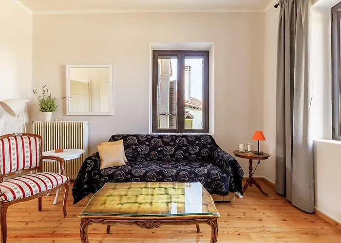 Mansion Of 120 M2, With High Ceilings And Big Yard