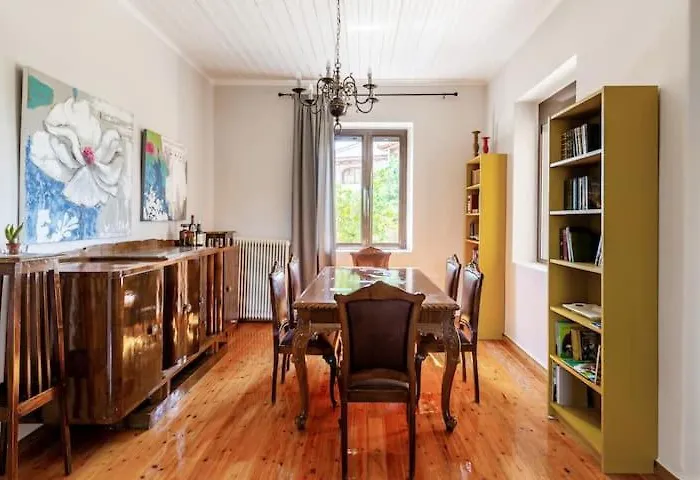 Дом отдыха Mansion Of 120 M2, With High Ceilings And Big Yard *